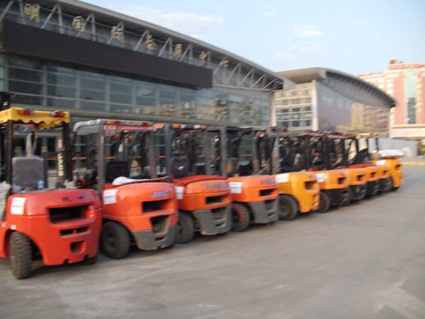 昆明機械設備租賃與團力叉車出租 專業(yè)設備與創(chuàng)新研發(fā)的雙輪驅動